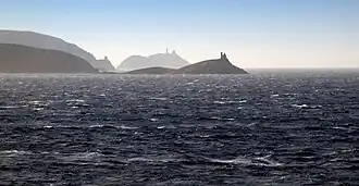 Trois tours génoises du cap Corse (îles Finocchiarola, pointe d'Agnello et Giraglia).