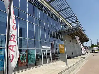 Photographie d'un grand bâtiment en verre.