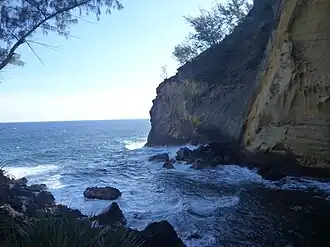 La baie du Cap Jaune, on remarque bien la couleur jaune de la falaise sur la droite.