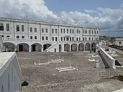 Intérieur du fort de Cape Coast avec les tombes de personnes notables, dont celle de Philip Quaque.