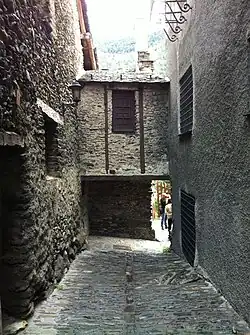 Passage couvert entre la chapelle et la maison.