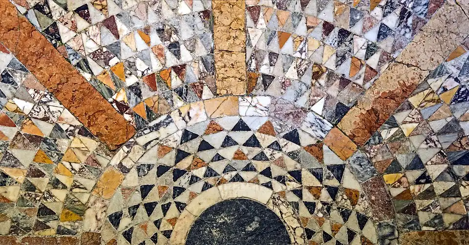 Mosaïque en marbre polychrome du XIVe&nbsp;siècle