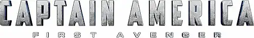Une première ligne avec "CAPTAIN AMERICA" et une deuxième avec "FIRST AVENGER" encadré par des tirets. Les deux lignes en capitales grises (clair en haut, foncé en bas) avec un léger relief.