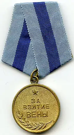277&nbsp;380&nbsp;soldats soviétiques se virent décerner cette médaille (Pour la Capture de Vienne), établie le 9 juin 1945 par décret du Præsidium du Soviet suprême.