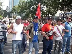 Manifestants faisant campagne pour le «&nbsp;non&nbsp;» au référendum vénézuélien de février.