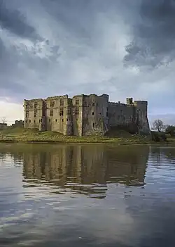 La rivière au premier plan, et un château du treizième siècle en ruine