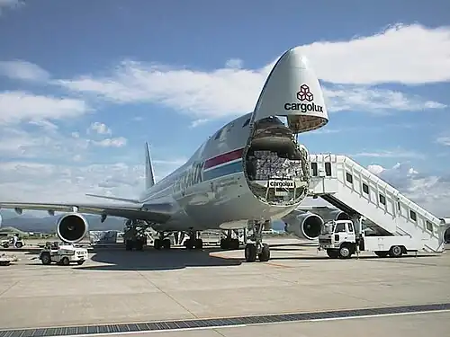 Un 747-400F de Cargolux avec la porte de chargement de nez ouverte.