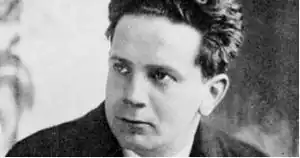 Photo en noir et blanc d'un homme regardant à la gauche de la caméra avec sérieux.