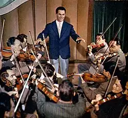 Carlo Savina dirigeant l'orchestre symphonique national de la RAI en 1956