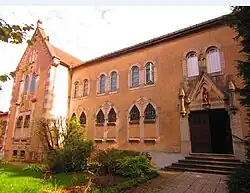 Façade d'un bâtiment rectangulaire.