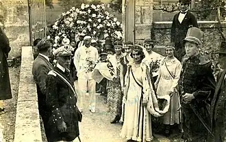Scène de carnaval avec jeunes filles déguisées en princesse et jeunes hommes en militaire.