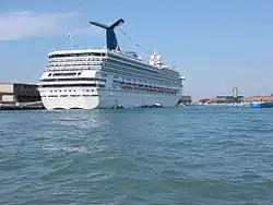 Carnival Freedom dans le port de Venise