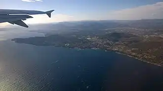 Vue aérienne du cap de Carqueiranne (à gauche) depuis le sud-est.