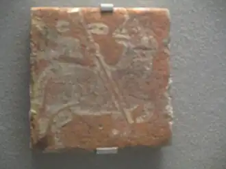 Carreau de pavage figurant l'agneau pascal.