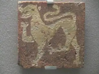 Carreau de pavage figurant un lion.