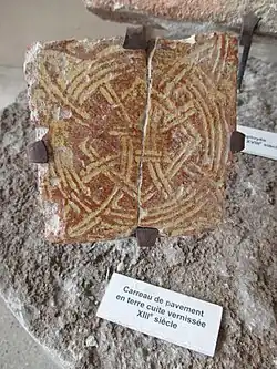 Carreau vernissé de l'abbaye de Cîteaux (XIIIe&nbsp;siècle).