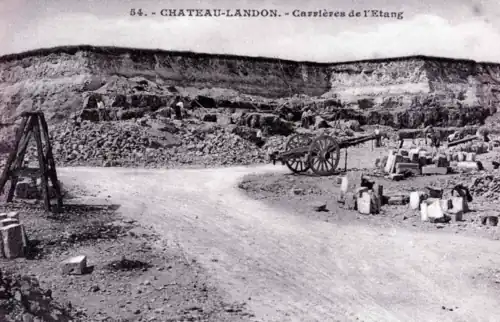 Carte postale montant la carrière de l'Etang à Château-Landon