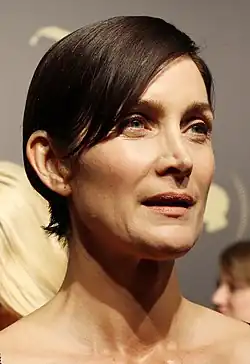 Carrie-Anne Moss interprète Rebecca