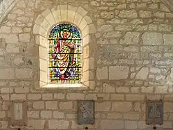 Vitrail et chemin de croix, sur le mur sud.