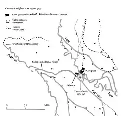 Sur cette carte, on trouve les deux grands fleuves Euphrate et Tigre et le canal royal qui les relie. Les emplacements de l'ensemble urbain de Ctésiphon et des villes de Séleucie et Veh-Ardashir sont indiqués. Plus à l'Est, l'emplacement de Firuz Chapour est indiqué.