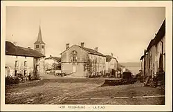 Carte postale ancienne montrant la place de Frizon-Basse.