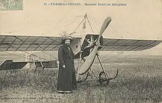 En aéroplane.