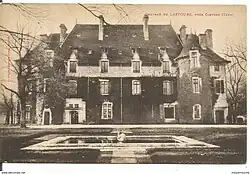 La façade Nord du château et la fontaine, début XXe&nbsp;siècle.