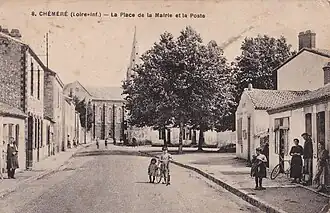 La place de la Mairie et le bureau de poste.