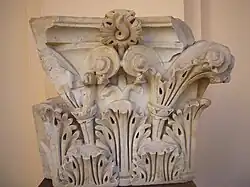 Fragment d'un chapiteau corinthien.