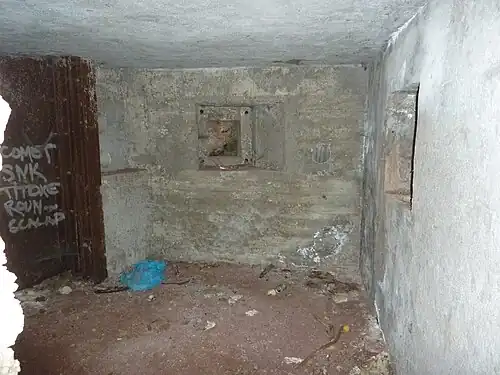 Vue de la deuxième salle à 3 créneaux. On en voit un obturé (est) et un autre à droite (sud).