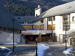 Espace de Loisirs : entrée de la patinoire et du centre nautique près de l'office de Tourisme