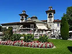 Photographie montrant le casino de Montbenon et ses jardins.