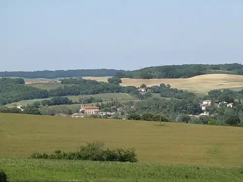 Le village et les coteaux alentour en mai 2021.