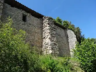 Mur avec contreforts.