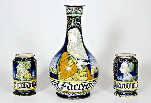 Vase encadré de deux pots à canon