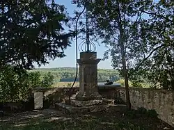 Croix derrière l’église.
