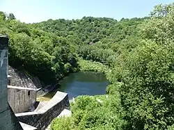 L'eau éclusée depuis la retenue de Castelnau-Lassouts rejoint la vallée du ruisseau des Mousseaux, qui arrive depuis la droite au second plan.