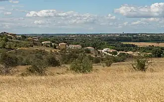 Une partie du village de Castelnau-de-Guers avec Nézignan-l'Évêque en fond.