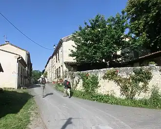 Pèlerins traversant le village.