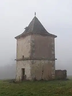 Pigeonnier par une matinée de brouillard.