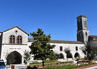 L'Hôtel-de-Ville et l'église.