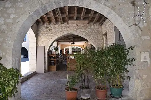 Vue des arcades marchandes.