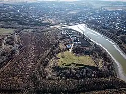 Sa forme triangulaire au-dessus de la rivière.