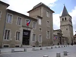 Le nouveau Palais épiscopal et la Tour Saint-Benoît du IXe&nbsp;siècle servant de clocher à la cathédrale