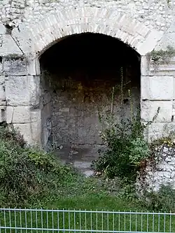 vue d'une poterne antique ouverte dans un mur