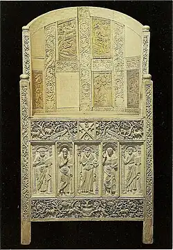 La chaire de Maximien (incomplète), toute en ivoire, VIe&nbsp;siècle.