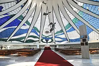 Intérieur, vue d'ensemble avec les trois anges suspendus.