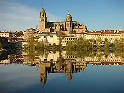 Le Tormes devant la Nouvelle cathédrale de Salamanque.
