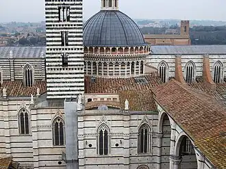 Vue sur le dôme et le campanile romans.