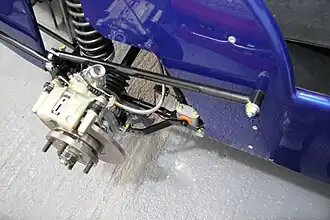 Bielle de reprise de couple de freinage sur le train arrière d'une voiture.